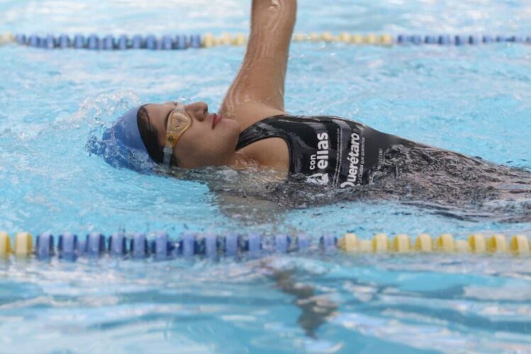 245 mujeres del programa Con Ellas inician clases de natación