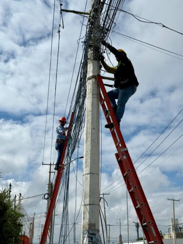 Descolgar la ciudad: el retiro del cableado en desuso en Querétaro
