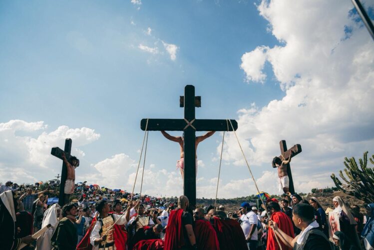 Una multitud sin incidentes: el Viacrucis en El Marqués y la coreografía de la seguridad