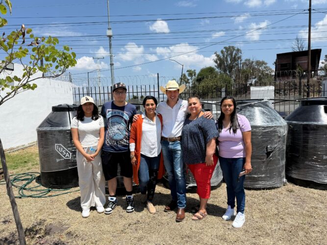 Guardar el agua: entregan tinacos a familias de Los Héroes en El Marqués
