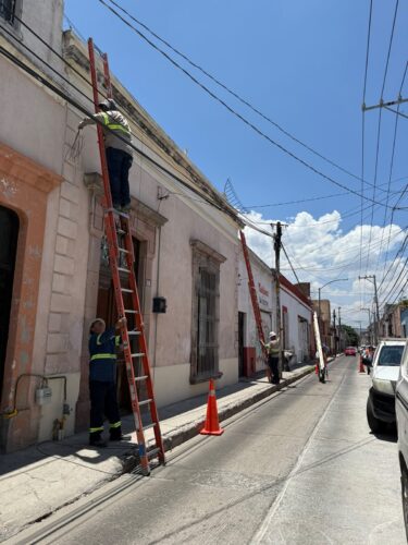 La ciudad también se ordena desde lo que cuelga en sus calles