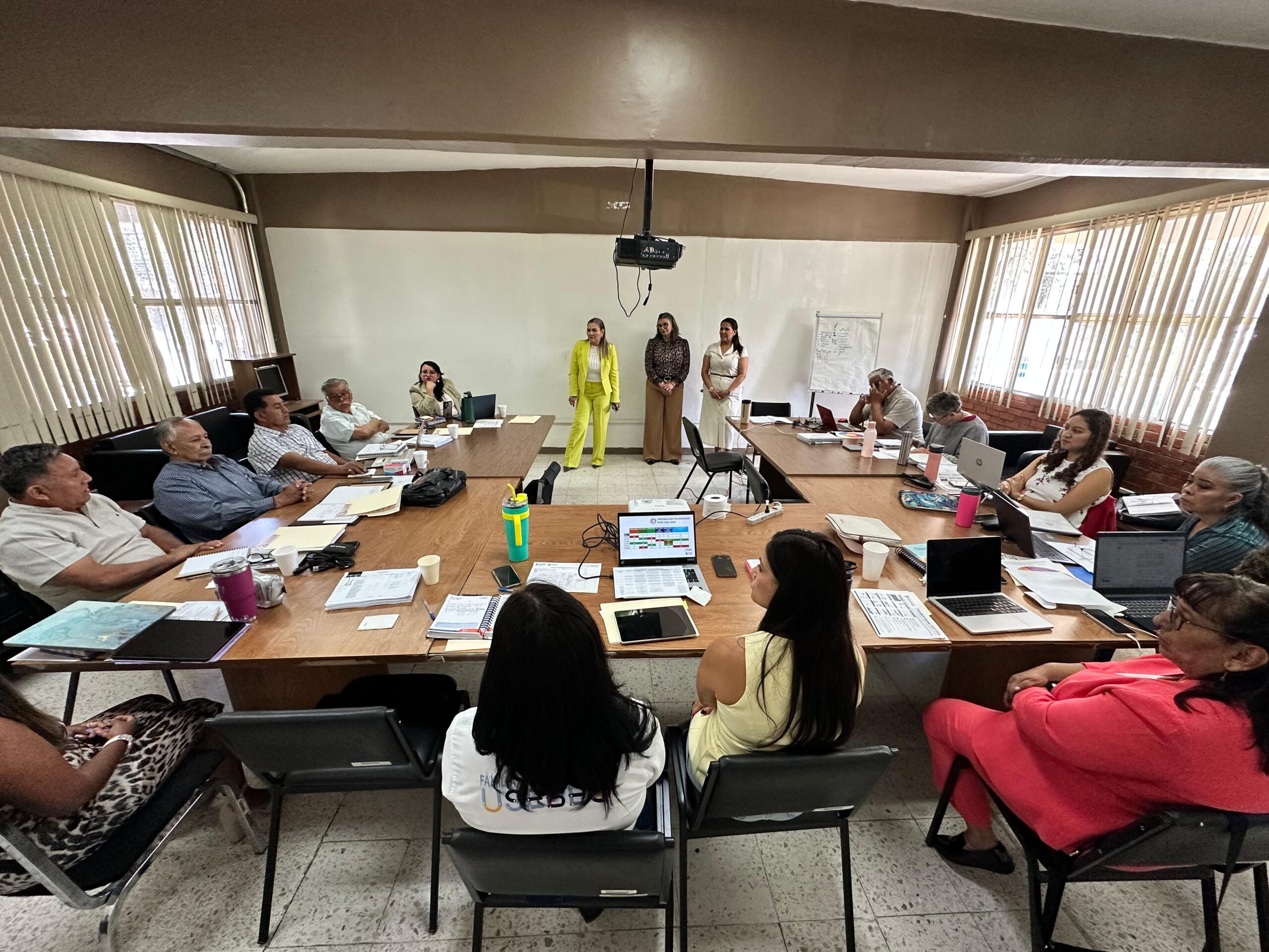Antes del regreso a clases, el trabajo comienza en las reuniones