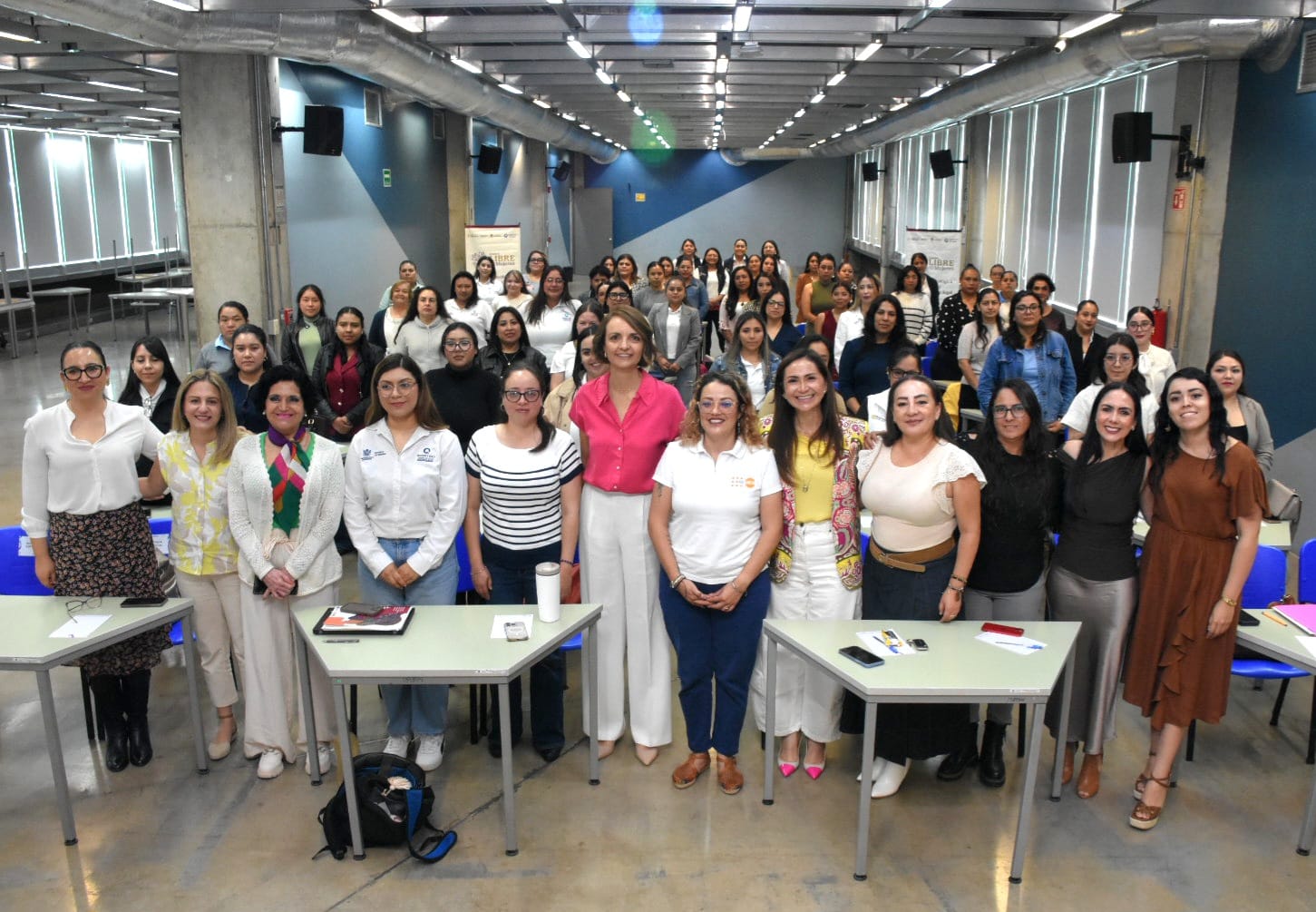 La puerta que una mujer toca cuando necesita ayuda